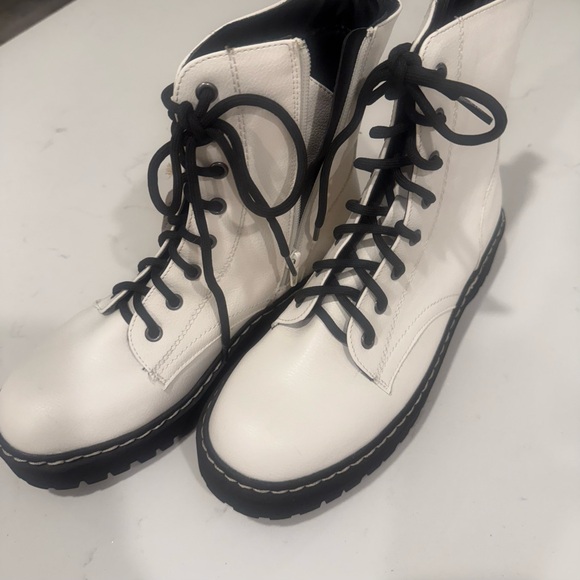 NWT White Combat Boots Lace Up Lug Sole Size 9.5 Sincerely Jules Harley - Picture 4 of 9